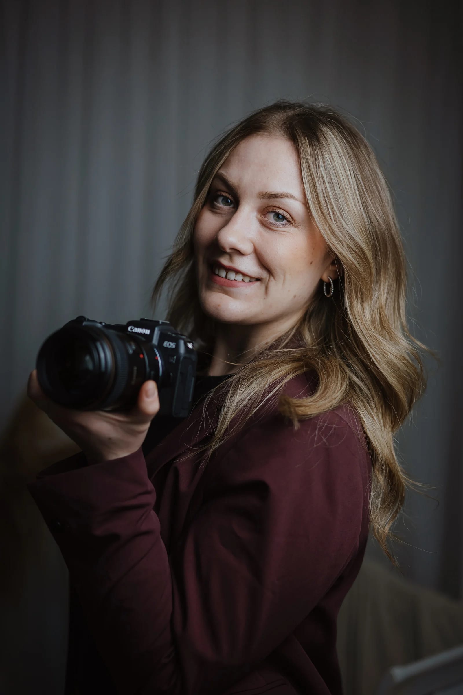 Lena Scheers, Fotografin aus Bad Oeynhausen, mit ihrer Kamera in der Hand